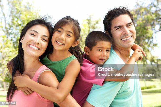Młode Rodziny Zabawy W Parku - zdjęcia stockowe i więcej obrazów Rodzina - Rodzina, Latynoamerykanie, Nosić na barana