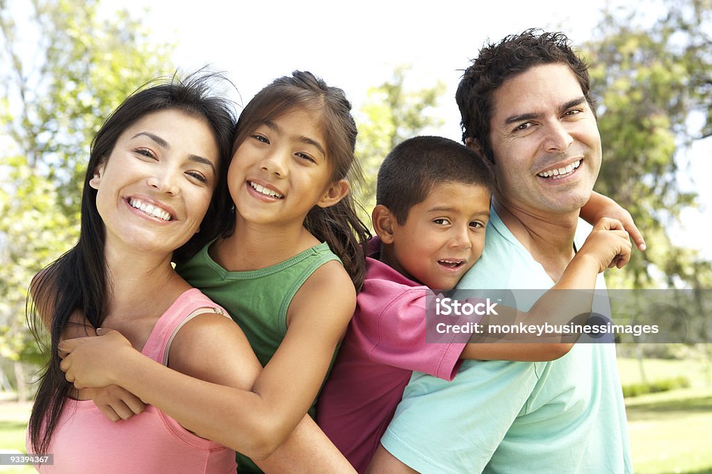 Молодая семья весело в парке - Стоковые фото Семья роялти-фри