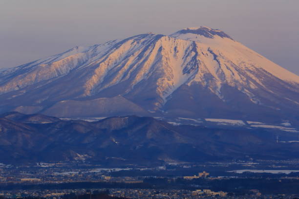 istock Glow of Iwate volcano, Japan 933955084