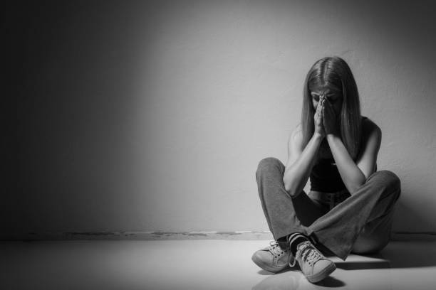 donna in depressione - violence women child abuse teenager foto e immagini stock