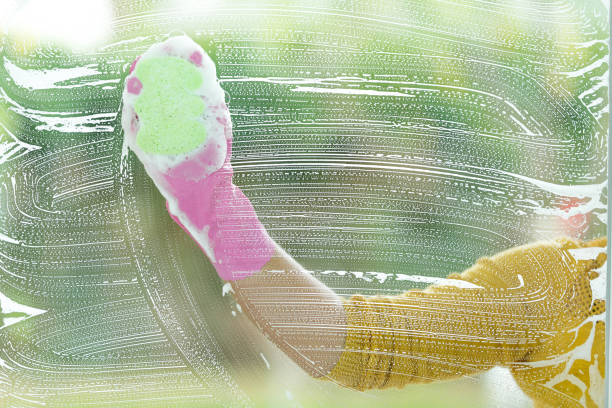 окно чистое с розовой перчаткой - protective glove washing up glove cleaning latex стоковые фото и изображения