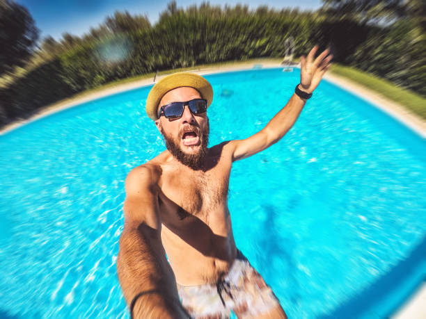 selfie de hombre al caer en el humor de piscina - dropped call fotografías e imágenes de stock