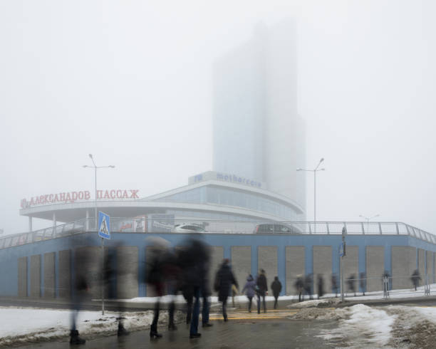 multitud de personas que cruzan la carretera desenfoque en movimiento - editorial eastern europe europe reflection fotografías e imágenes de stock