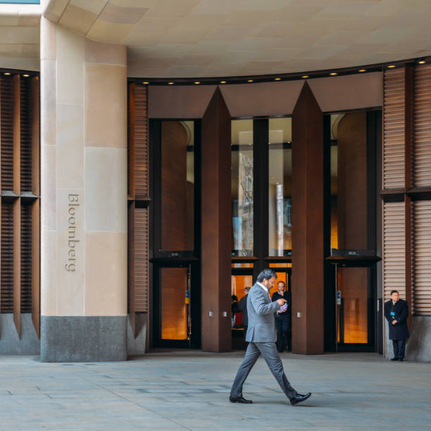 façade extérieure de la de l’entrée de la nouvelle européenne de bloomberg, siège social, dans la city de londres, inauguré en fin 2017 - bloomberg photos et images de collection