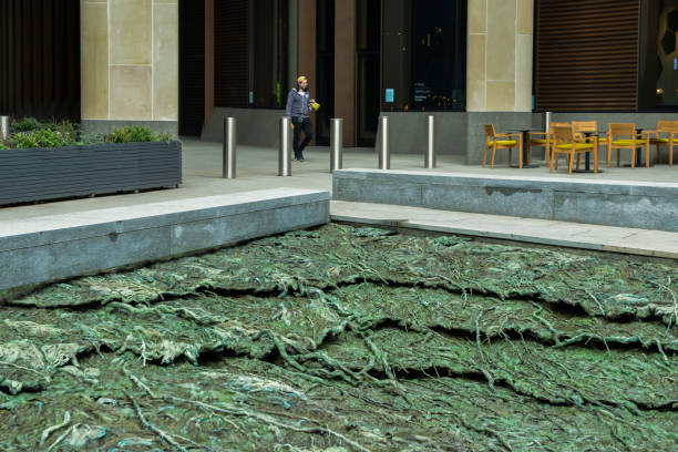 dispositif de l’eau de cristina iglesias, intitulé tres aguas, signifiant trois eaux, à la base de bloomberg hq, city of london, angleterre, royaume-uni - bloomberg photos et images de collection