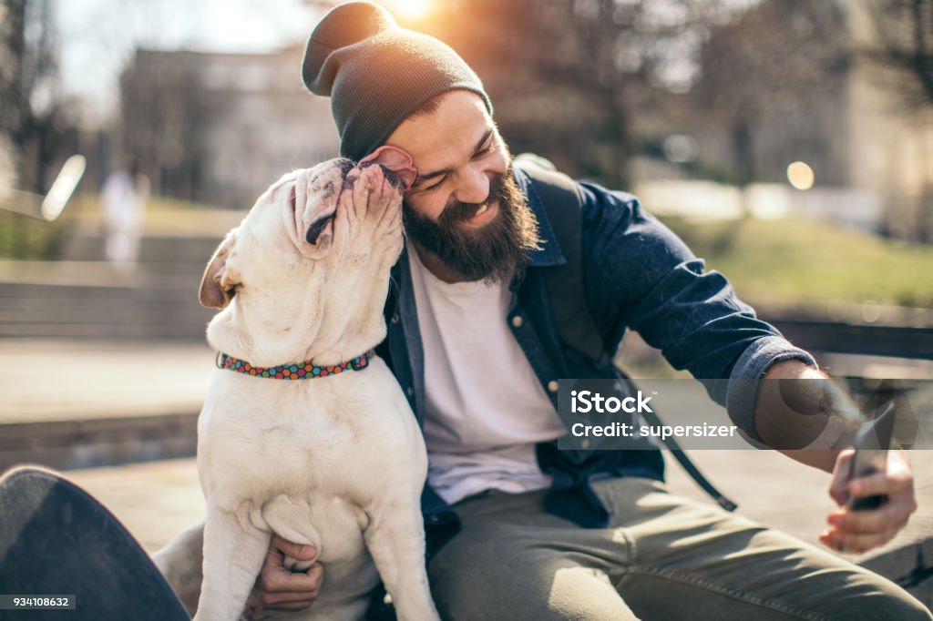 Uomo e cane nel parco - Foto stock royalty-free di Cane