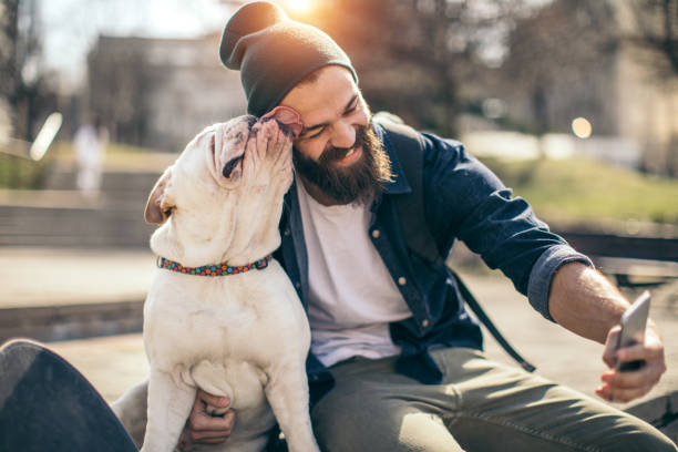 uomo e cane nel parco - living communitiy foto e immagini stock