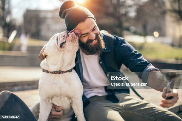 Man En Hond In Het Park Stockfoto en meer beelden van Hond - Hond, Mannen, Mensen