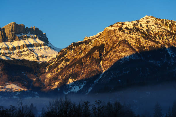 alpen glow vicino a chamonix de mont blanc - mountain alpenglow glowing lake foto e immagini stock