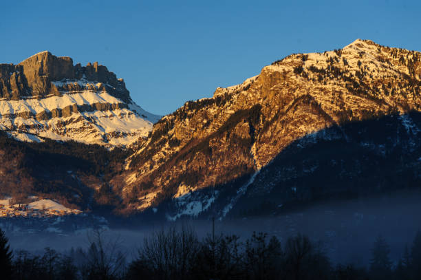 alpen glow vicino a chamonix de mont blanc - mountain alpenglow glowing lake foto e immagini stock