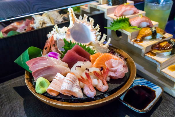 selektywne ostrości urządzone sashimi ustawić w misce z lodem i muszlą innego sushi ustawić za - sashimi japanese cuisine japanese culture food zdjęcia i obrazy z banku zdjęć