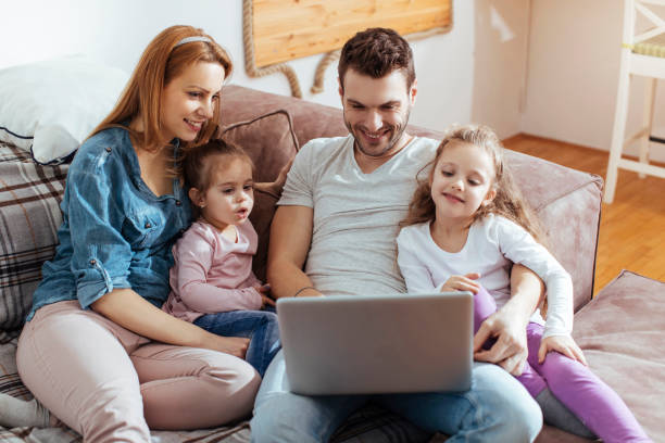istock Family shopping online 934181890