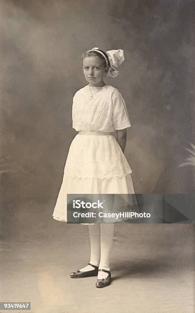 Niña Con Vestido Blanco 1908 Foto de stock y más banco de imágenes de Eduardiano - Eduardiano, Blanco y negro, El pasado