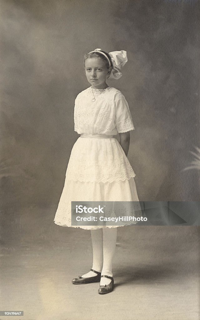 Giovane ragazza in abito bianco, 1908 - Foto stock royalty-free di Stile edoardiano