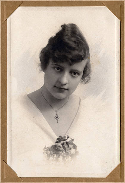 若い女性、1914 - vertical single flower women teenager ストックフォトと画像