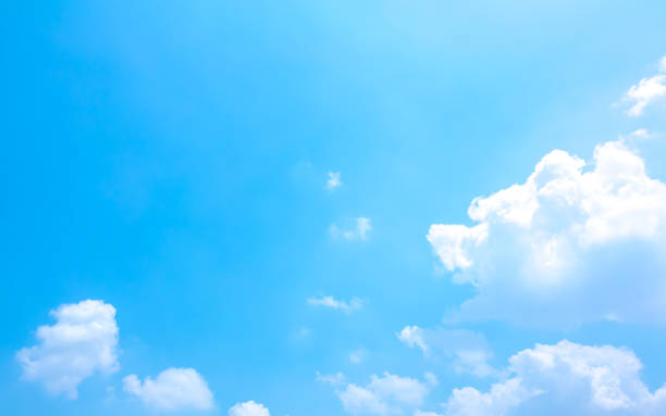 небесно-голубое или лазурное небо и облачная красота - blue sky cumulonimbus cloud стоковые фото и изображения