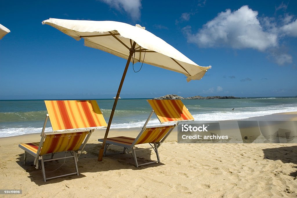 sun krzesła i biały parasol - Zbiór zdjęć royalty-free (Plażowy parasol)