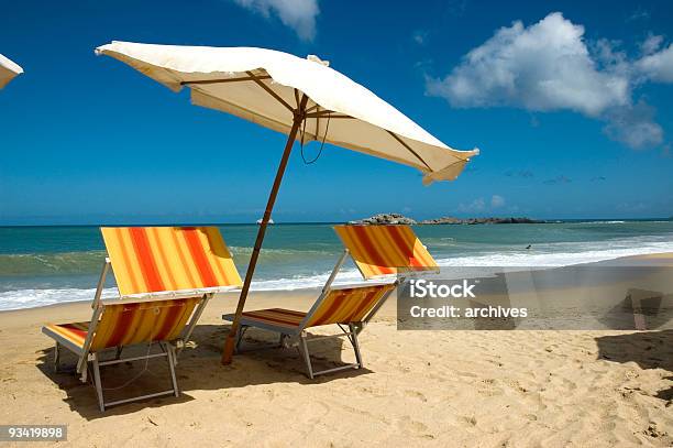 Sun Krzesła I Biały Parasol - zdjęcia stockowe i więcej obrazów Plażowy parasol - Plażowy parasol, Biały, Odosobniony