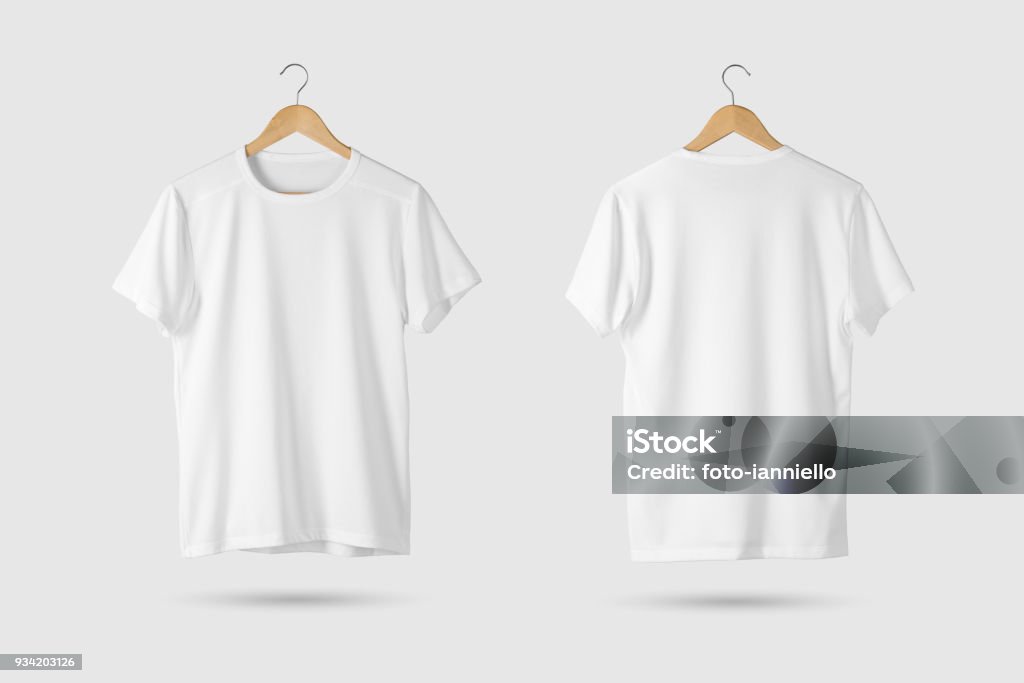 En blanco blanco camiseta maqueta sobre suspensión de madera, frente y parte posterior vista lateral. - Foto de stock de Camiseta libre de derechos