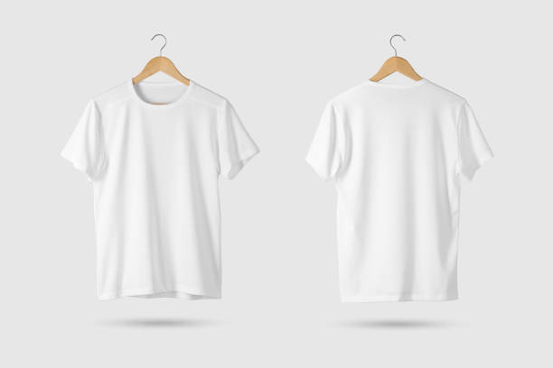 en blanco blanco camiseta maqueta sobre suspensión de madera, frente y parte posterior vista lateral. - camiseta fotografías e imágenes de stock
