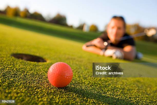 Foto de Ultimamente No Campo De Golfe e mais fotos de stock de Bola de Golfe - Bola de Golfe, Laranja - Descrição de Cor, Golfe