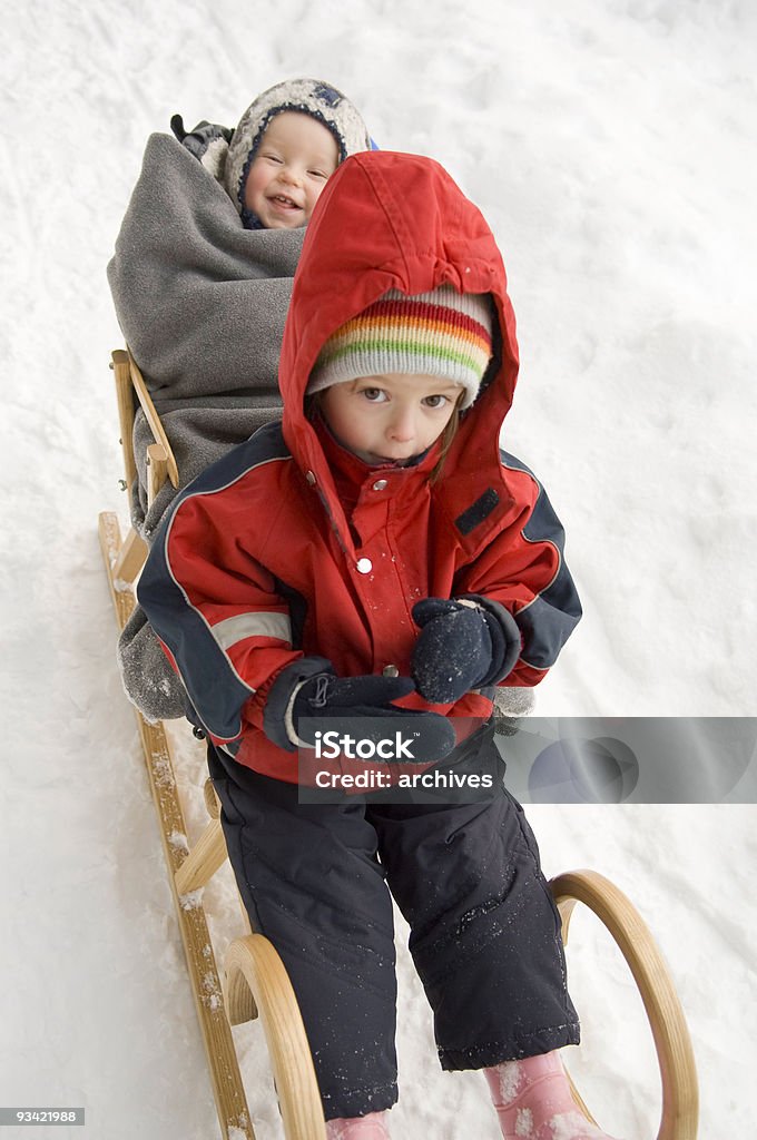 Winter crianças em trenó - Foto de stock de 2-3 Anos royalty-free