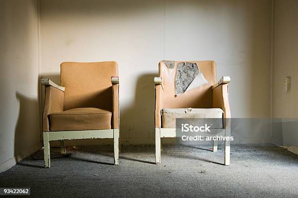 Zwei Stühle Stockfoto und mehr Bilder von Funktionsuntüchtig - Funktionsuntüchtig, Sofa, Erschöpfung