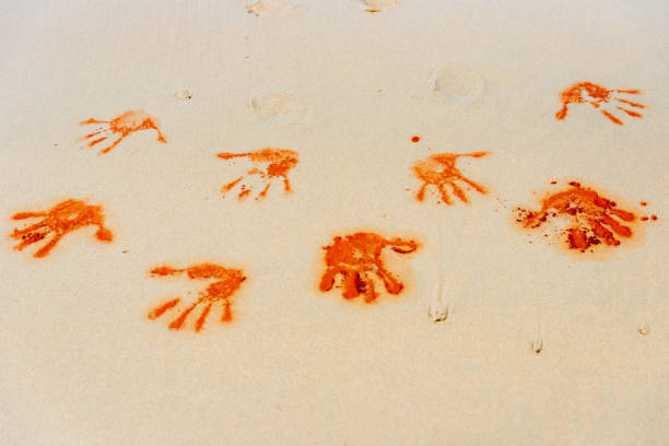 forma de la mano de tierra roja en la arena en el estilo de arte aborigen - aboriginal art aborigine rock fotografías e imágenes de stock