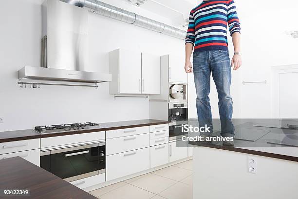 Tendências Suicidas Na Cozinha - Fotografias de stock e mais imagens de Cozinha - Cozinha, Esquisito, Homens