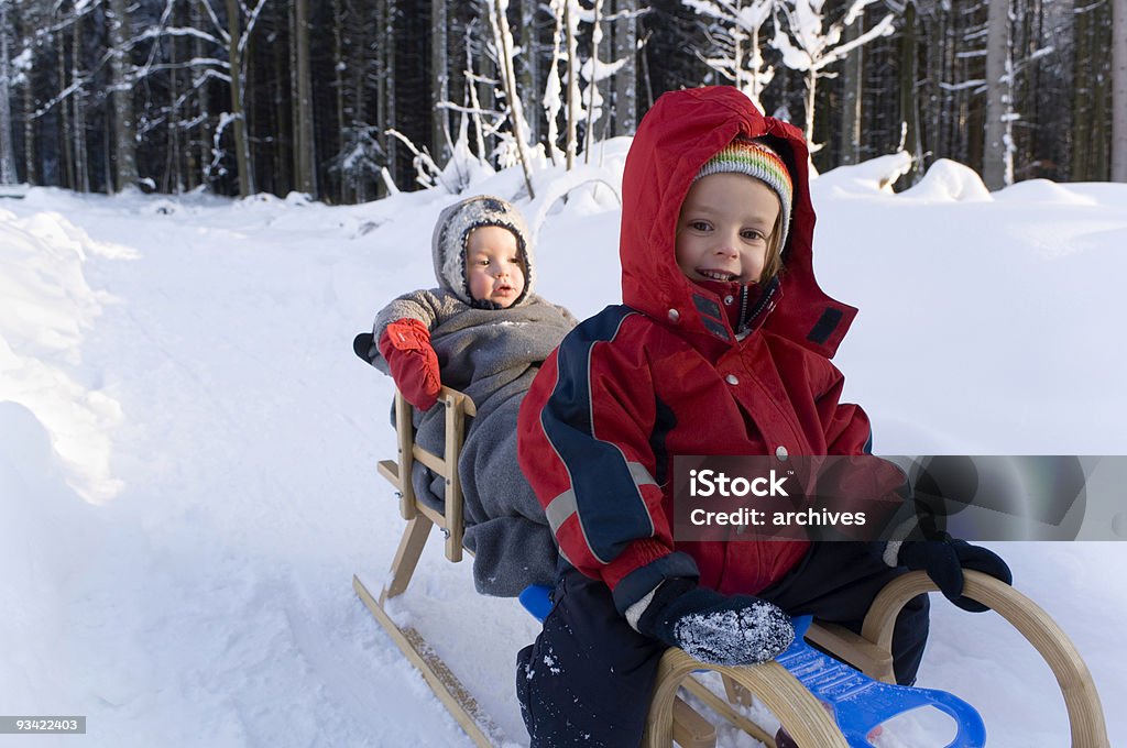 Kinder auf dem Schlitten - Lizenzfrei 2-3 Jahre Stock-Foto