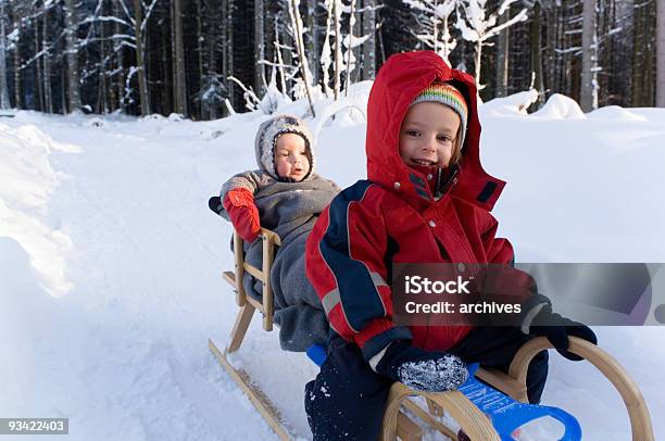 Kinder Auf Dem Schlitten Stockfoto und mehr Bilder von 2-3 Jahre - 2-3 Jahre, 4-5 Jahre, Ansicht aus erhöhter Perspektive