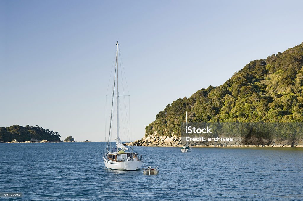 Vela de ancorar o barco em uma baía tranquila - Foto de stock de Ancorado royalty-free
