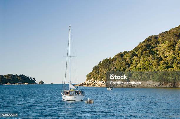 Foto de Vela De Ancorar O Barco Em Uma Baía Tranquila e mais fotos de stock de Ancorado - Ancorado, Atividade Recreativa, Azul