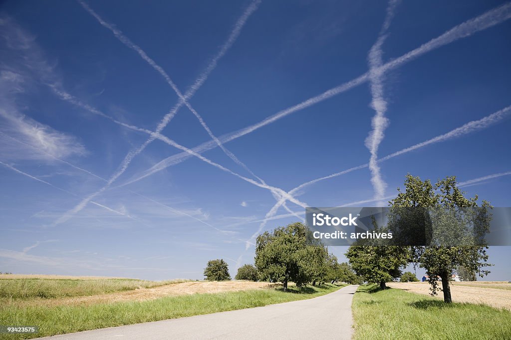 Opary szlaków w niebo - Zbiór zdjęć royalty-free (Samolot)