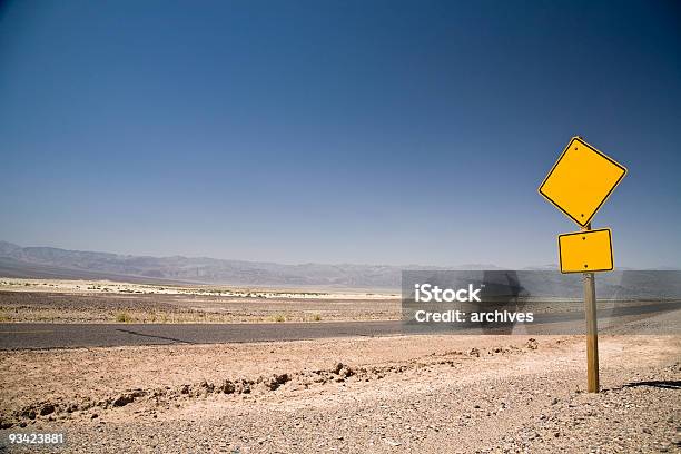 Photo libre de droit de Vierge Signe De Route banque d'images et plus d'images libres de droit de Route de désert - Route de désert, États-Unis, Bleu