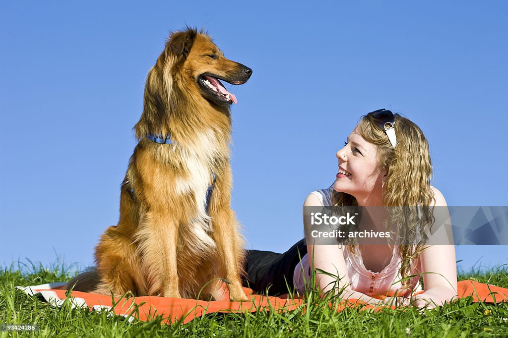 Menina e Cachorro - Foto de stock de Adolescente royalty-free