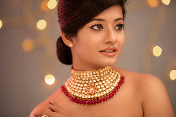 indian beauty portrait mit schmuck - earring human face brown hair black hair stock-fotos und bilder