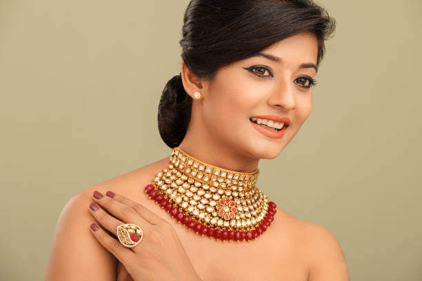 indian beauty portrait mit schmuck - earring human face brown hair black hair stock-fotos und bilder