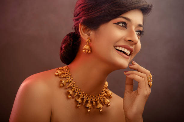 indian beauty portrait mit schmuck - gold earrings stock-fotos und bilder