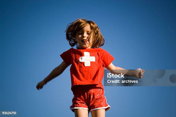 Schweizer Springen Mädchen Stockfoto und mehr Bilder von Kind - Kind, 6-7 Jahre, Abenddämmerung