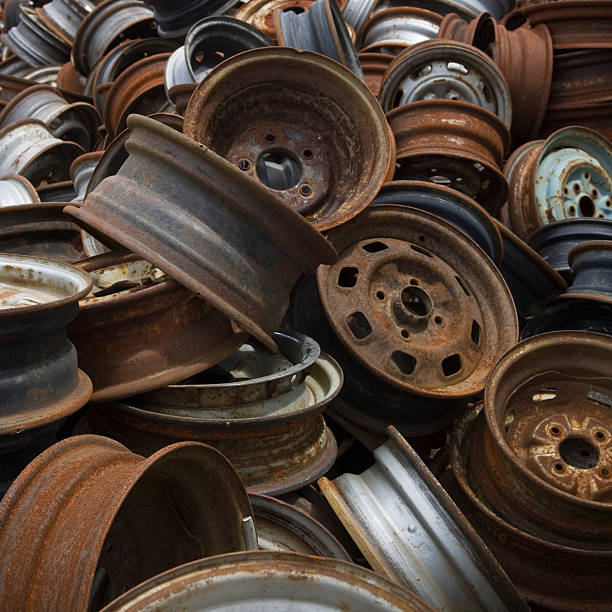 pilha de rusty frisos - scrap metal part of metal recycling - fotografias e filmes do acervo
