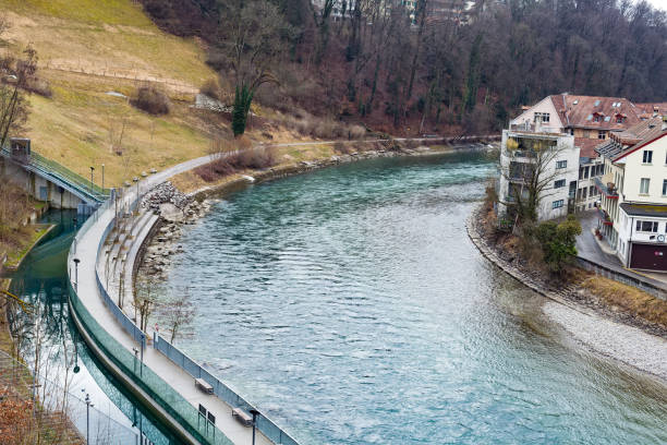 aare fluss in bern, schweiz - berne canton switzerland landscape travel stock-fotos und bilder