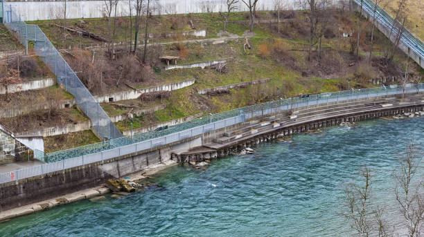 aare fluss in bern, schweiz - berne canton switzerland landscape travel stock-fotos und bilder