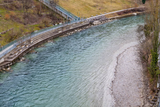 aare fluss in bern, schweiz - berne canton switzerland landscape travel stock-fotos und bilder