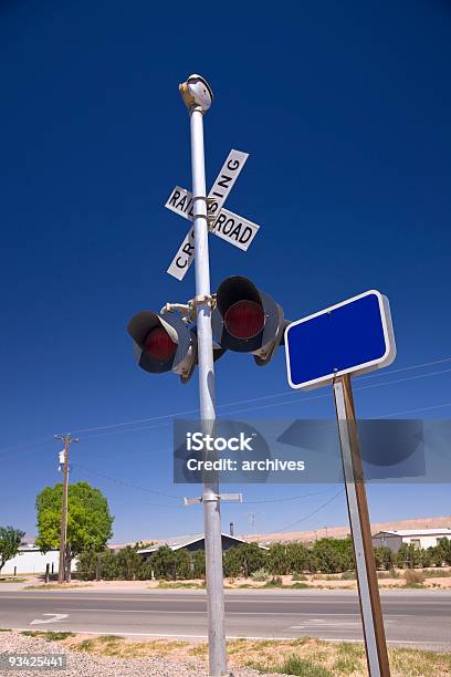 철도용 건널목 팻말 0명에 대한 스톡 사진 및 기타 이미지 - 0명, 거리, 경계 표지