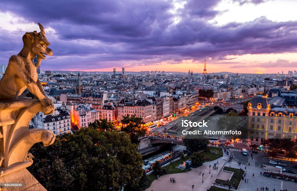 Gargoyle a Notre Dame a Parigi al tramonto - Foto stock royalty-free di Parigi