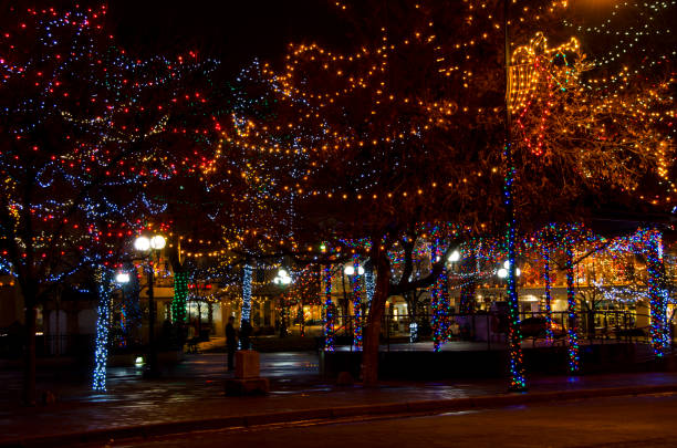 lumières de noël de plaza santa fe - santa fe trail photos et images de collection