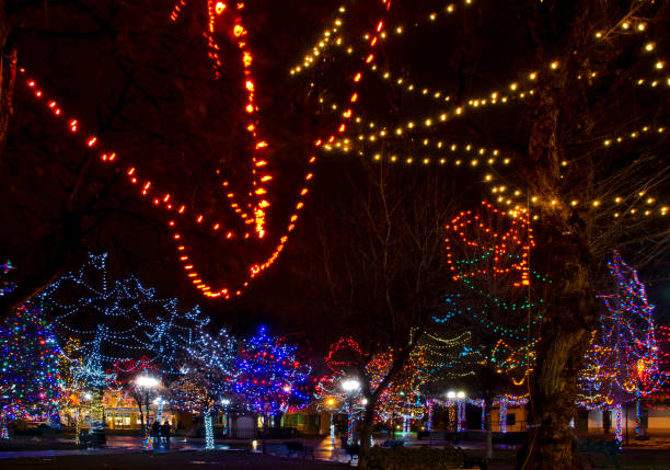 lumières de noël de plaza santa fe - santa fe trail photos et images de collection