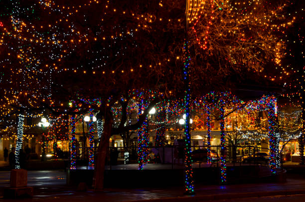 lumières de noël de plaza santa fe - santa fe trail photos et images de collection