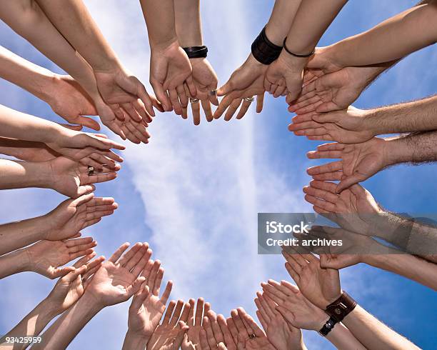 Trabajo De Equipo Foto de stock y más banco de imágenes de Aire libre - Aire libre, Alzar la mano, Color - Tipo de imagen